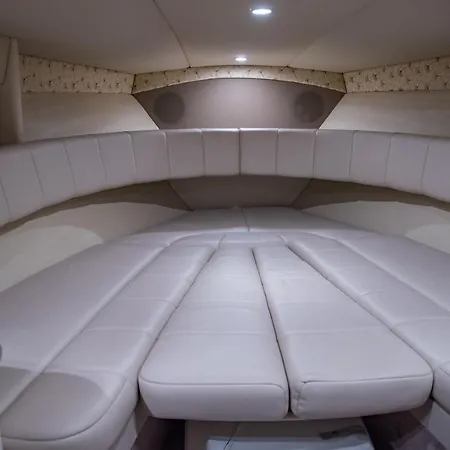 بوتيل Unique Private Boat
